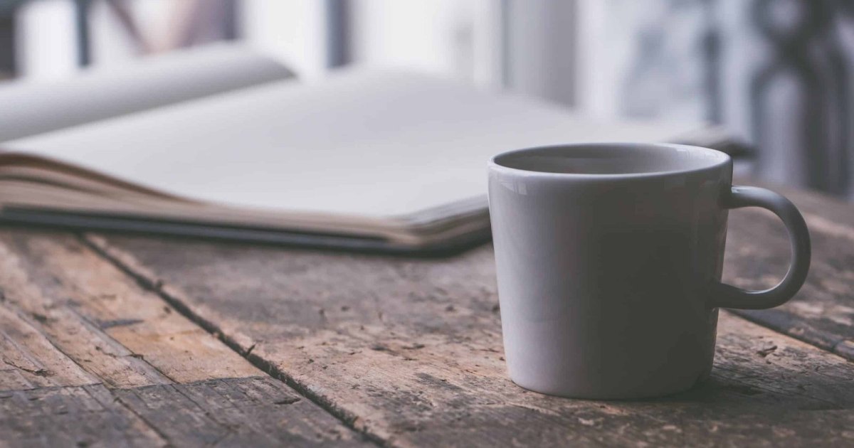 Une table dans un café littéraire, une tasse bien pleine, un stylo et du papier, et un manuscrit est né !