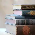 Les livres qui changent physiquement au fil du temps : quand l’objet devient vivant