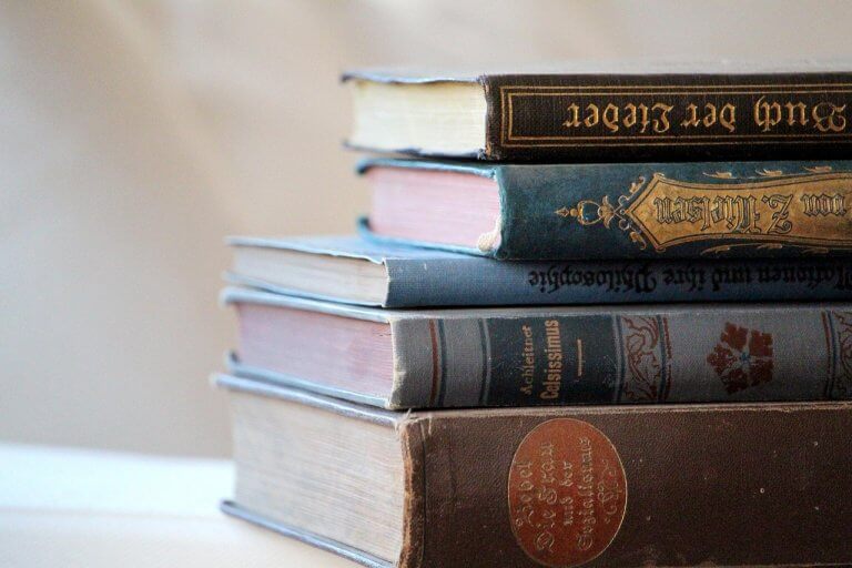 Les livres qui changent physiquement au fil du temps : quand l’objet devient vivant