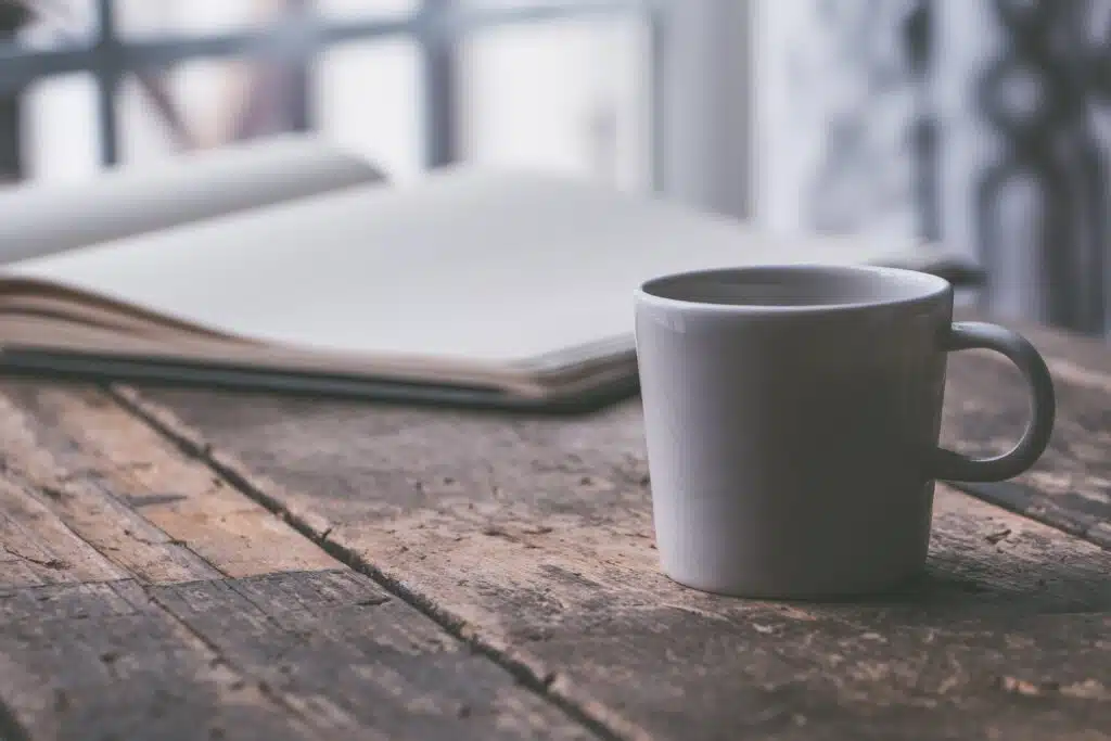 Une table dans un café littéraire, une tasse bien pleine, un stylo et du papier, et un manuscrit est né !
