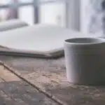 Une table dans un café littéraire, une tasse bien pleine, un stylo et du papier, et un manuscrit est né !