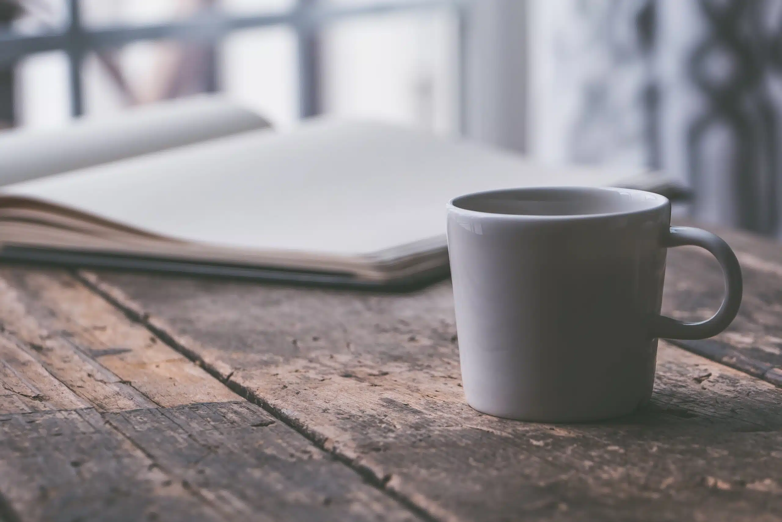 Une table dans un café littéraire, une tasse bien pleine, un stylo et du papier, et un manuscrit est né !
