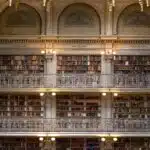 Après le référencement et la distribution, les livres se retrouvent dans des bibliothèques !