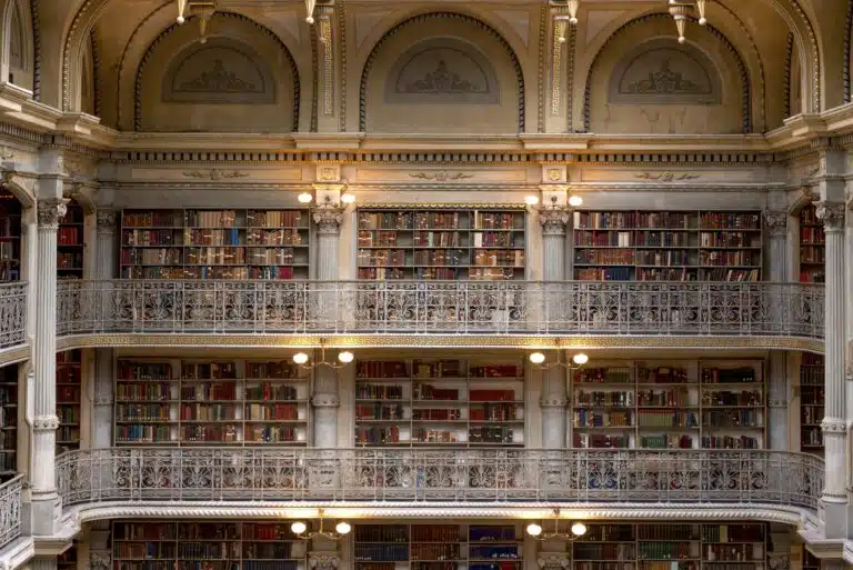 Après le référencement et la distribution, les livres se retrouvent dans des bibliothèques !